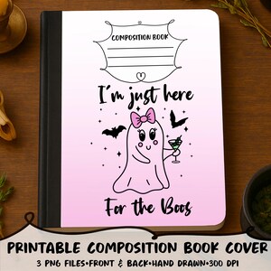Puede incluir: Un cuaderno de composición con una cubierta rosa y blanca que presenta un fantasma de dibujos animados sosteniendo un cóctel. El fantasma tiene un lazo rosa y está rodeado de murciélagos y estrellas. El texto dice "I'm just here For the Boos."