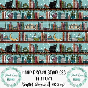 Puede incluir: Patrón repetitivo con estanterías llenas de libros, velas, botellas de pociones y una luna creciente. Gatos negros y ranas están posados en los estantes. Se muestra el texto "HAND DRAWN SEAMLESS PATTERN".