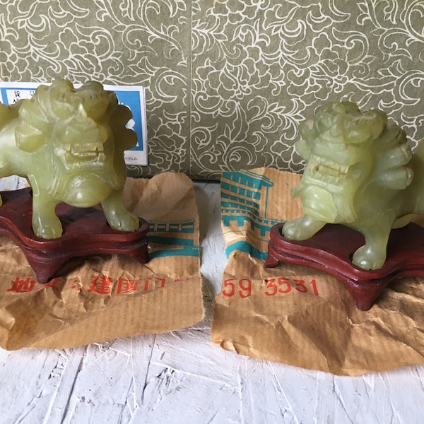 Chiens foo chinois vintage en jade sculptés à la main avec boîte et supports en bois