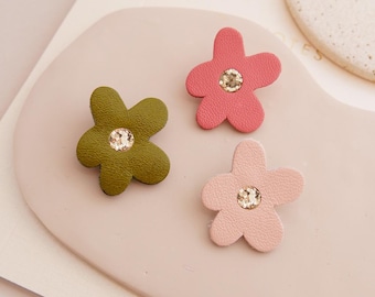Pin’s fleur en cuir rose et kaki – création artisanale poétique – broche florale faite main
