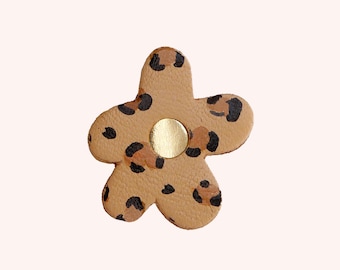 Pin's fleur en cuir léopard & or – création artisanale délicate – pin’s floral fait main