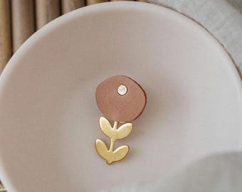 Petite broche fleur en cuir rose et or