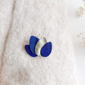Broche lotus fleur bleu électrique, bleu marine et or bijou femme féminin poétique moderne romantique fantaisie enfance image 1