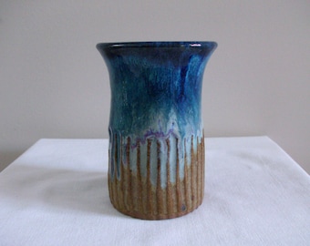 Steingutvase, Tonkeramik, blau / braun, glasiert, signiert, handgemacht, 13 cm hoch