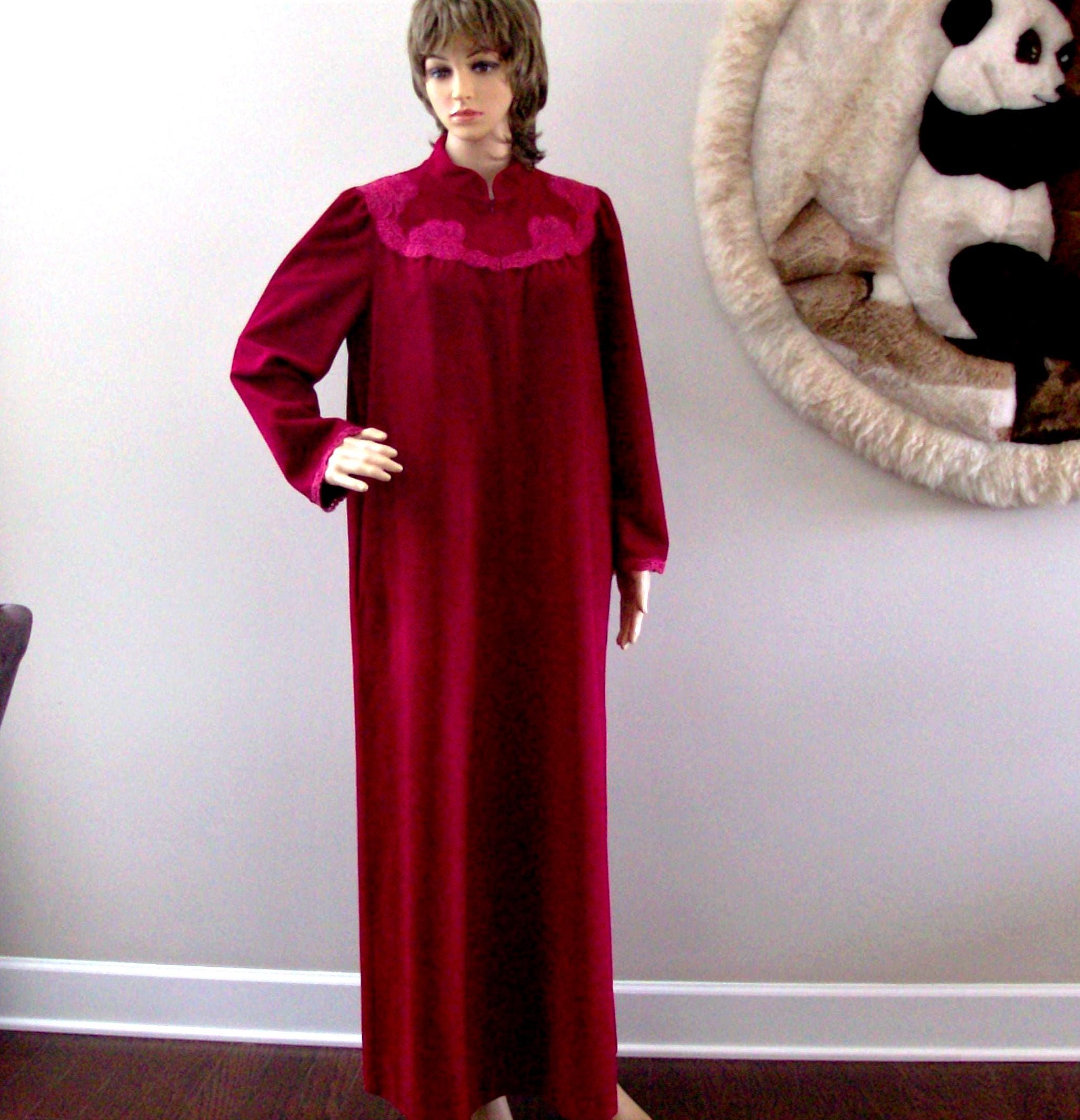 Vanity Fair Robe, Knöchel-Länge, Größe S / M, Cranberry-Roter Fleece, Lange Ärmel, Schön