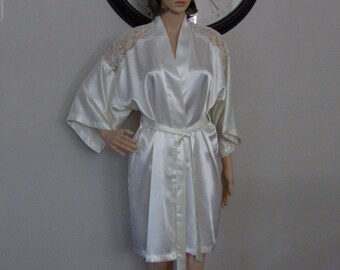California Dynasty Kimono-style Robe, Size Medium. Ivory White Satin, Lace, Above Knee, Gorgeous!