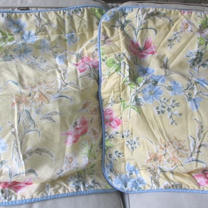 Laura Ashley, "Poppy Meadow", federe imbottite con motivo floreale primaverile giallo, standard, coppia.