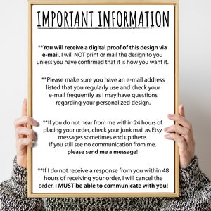 K&ouml;nnte beinhalten: Ein gerahmtes Schild mit wichtigen Informationen zu digitalen Proofs, E-Mail-Kommunikation und Stornierungsbedingungen. Das Schild wird von einer Person gehalten, die einen Strickpullover tr&auml;gt.
