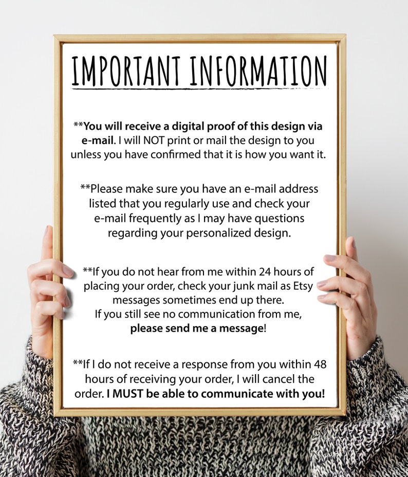 K&ouml;nnte beinhalten: Ein gerahmtes Schild mit wichtigen Informationen zu digitalen Proofs, E-Mail-Kommunikation und Stornierungsbedingungen. Das Schild wird von einer Person gehalten, die einen Strickpullover tr&auml;gt.