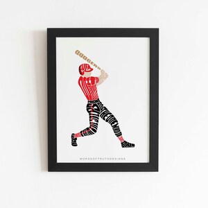 以下が含まれることがあります： 赤い黒のユニフォームを着た野球選手がバットを振っている、黒枠のプリント。選手は「ドジャース」や「ワールドシリーズ」など、言葉で構成されています。プリントのタイトルは「Words of Truth Designs」。
