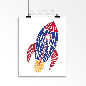 Könnte beinhalten: Eine rote und blaue Rakete mit den Worten "You will shine among them like stars in the sky hold firmly to the word of life" im Wortkunst-Stil.