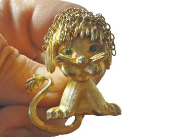 1960er Jahre Löwe Brosche Gold Ton Kitty Katze Pin Grün Strass Augen "Mandle" Zirkus Kollektion Vintage Figural Anstecknadel Brosche Signiert