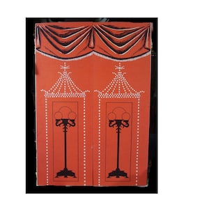 Puede incluir: Dos paneles rojos con un diseño en blanco y negro de una cortina en la parte superior. Cada panel tiene una silueta negra de una lámpara con tres bombillas y un diseño de cuentas blancas alrededor de la lámpara.
