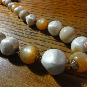 Vintage 1960s Choker Necklace Graduated Beige, Creamy Marble and Gold Beads Signed Star