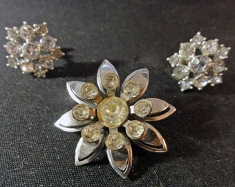 Broche y pendientes vintage de flores con diamantes de imitación: joyería atómica de los años 50