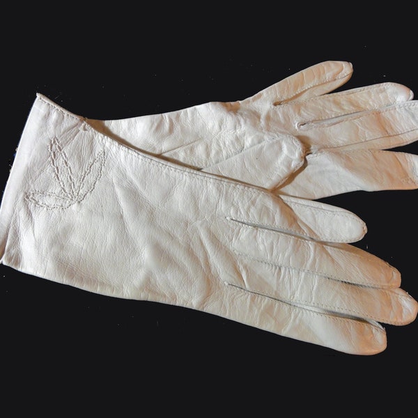 Vintage 1960s Pale Dove Gray Leather Gloves Made in France Silk Lining Size 6 1/2