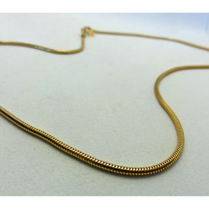 Collier vintage rond avec chaîne serpentine, accents signés par Hallmark, superposition minimaliste dorée, 24 pouces