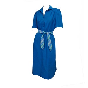 Vestido azul vintage dos anos 1970 com cinto e camisa Fay Leslie