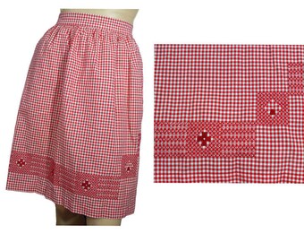 tablier vintage des années 1950 à carreaux vichy rouge et smocks brodés fait main grand-mère chic