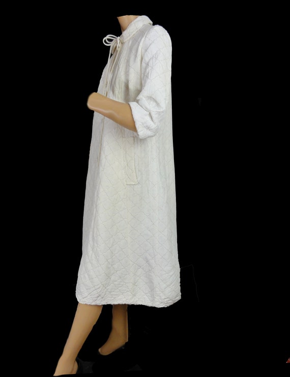 Vintage 1960s Robe Quilted Off White with Gold Lu… - image 6