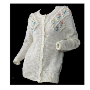 Suéter vintage de los años 70 con bordado floral y adornos de acrílico blanco roto, talla grande