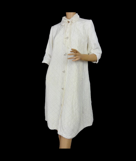 Vintage 1960s Robe Quilted Off White with Gold Lu… - image 7
