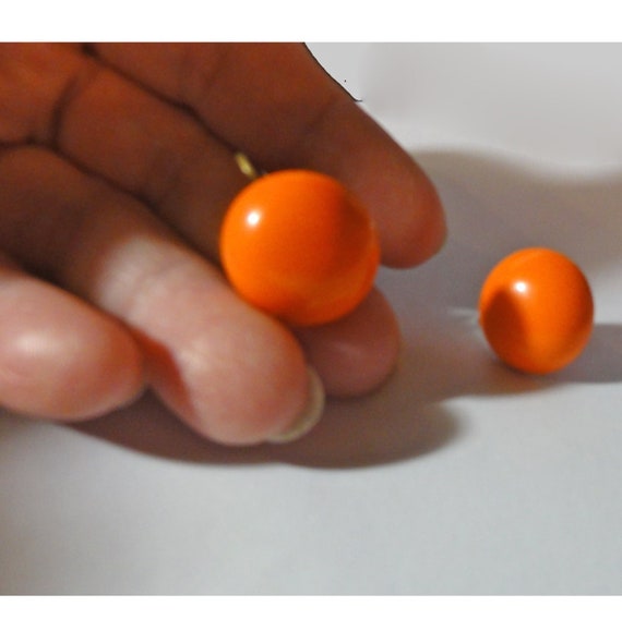 Vintage Mod 1960s Orange Screw On Button Earrings… - image 1