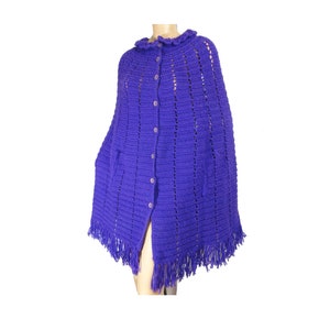 Vintage jaren 1970 paars gebreide poncho vest cape franje zoom button-up trui mardi gras kleur