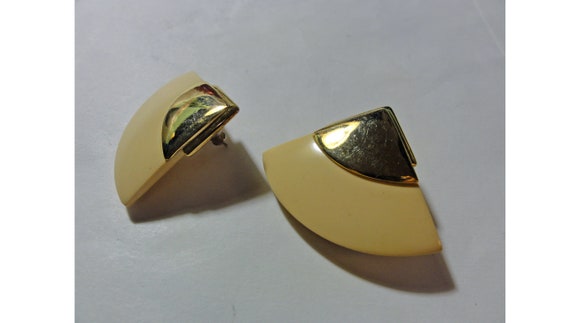 Vintage 1980s Earrings Cream and Goldtone Plastic… - image 2