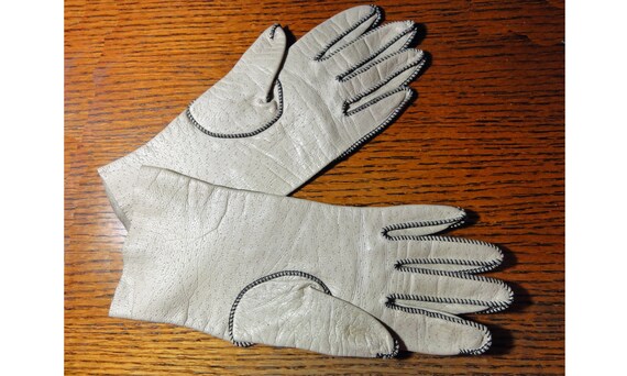 Gloves Vintage 1960s Ladies Beige Leather Gloves … - image 4