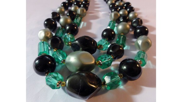 Vintage 1950s Necklace Green Faux Pearls & Glass … - image 5