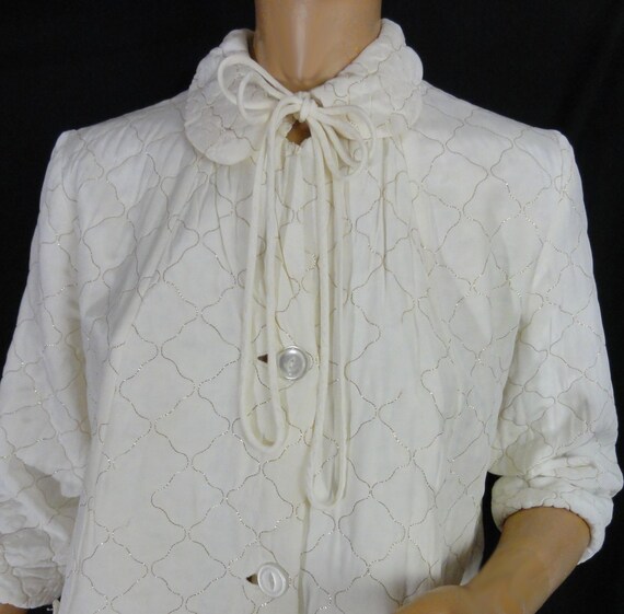 Vintage 1960s Robe Quilted Off White with Gold Lu… - image 4