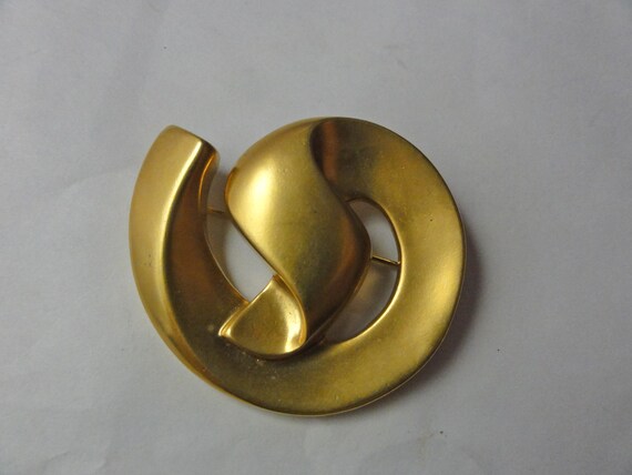 Vintage 1980s Brooch Round Ribbon Gold Tone Circl… - image 4