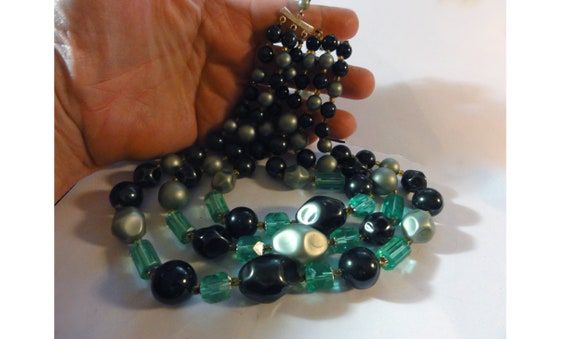 Vintage 1950s Necklace Green Faux Pearls & Glass … - image 3