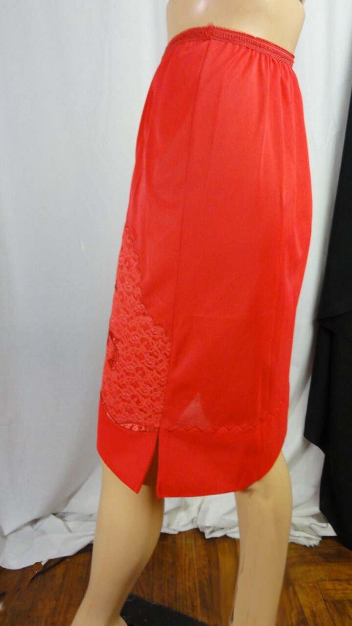 Demi-slip Vintage Années 60 – Rouge Cerise, Nylon Dentelle Florale – Taille S – Très Bon état
