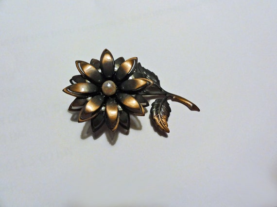 Vintage Copper Flower Pin Brooch Dimensional Dais… - image 4