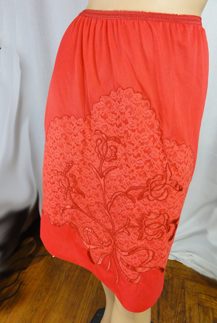 Demi-slip Vintage Années 60 – Rouge Cerise, Nylon Dentelle Florale – Taille S – Très Bon état