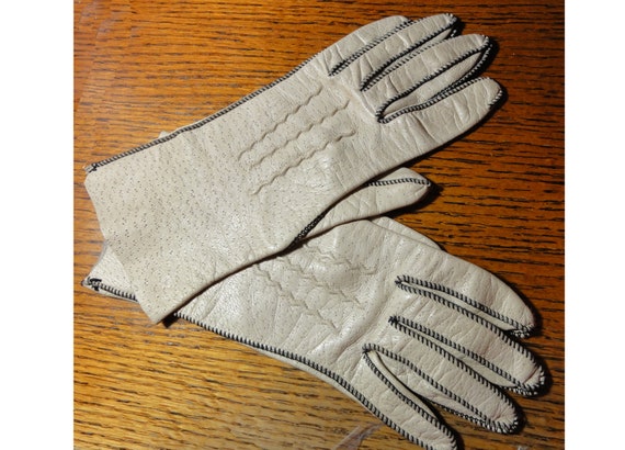 Gloves Vintage 1960s Ladies Beige Leather Gloves … - image 2