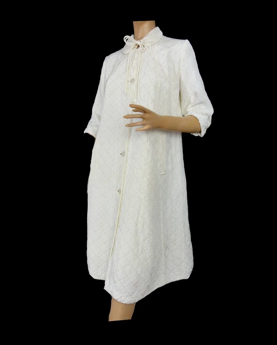 Vintage 1960s Robe Quilted Off White with Gold Lu… - image 2