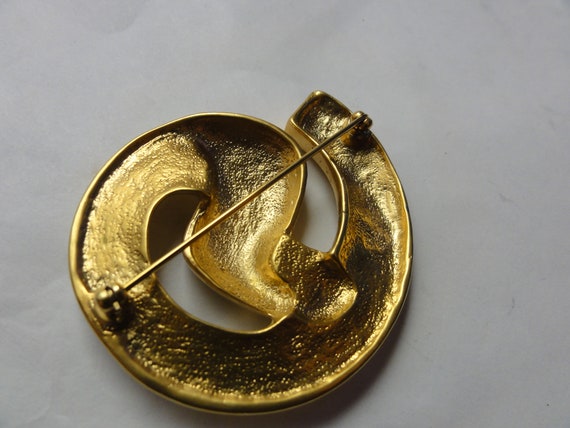 Vintage 1980s Brooch Round Ribbon Gold Tone Circl… - image 5