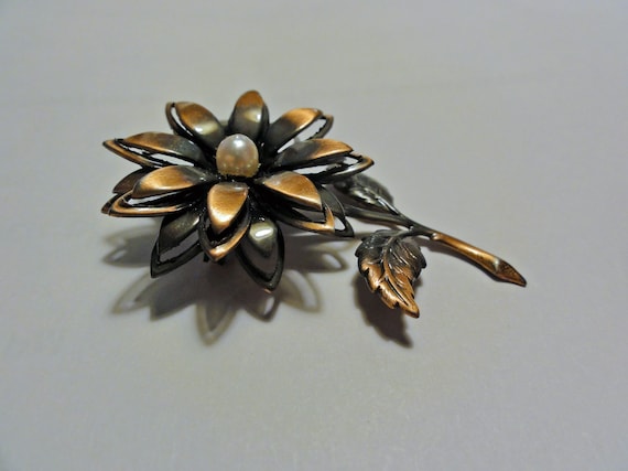 Vintage Copper Flower Pin Brooch Dimensional Dais… - image 2