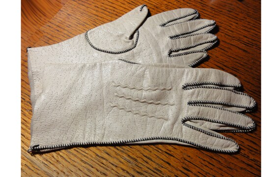 Gloves Vintage 1960s Ladies Beige Leather Gloves … - image 3