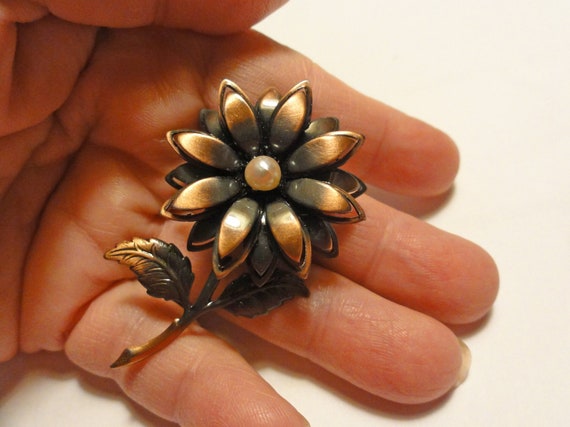 Vintage Copper Flower Pin Brooch Dimensional Daisy with Faux Pearl
