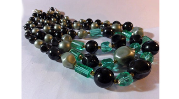 Vintage 1950s Necklace Green Faux Pearls & Glass … - image 4