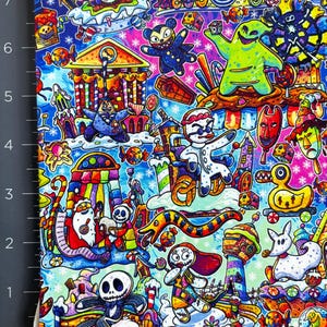 Puede incluir: Una tela colorida con un dise&ntilde;o de fantas&iacute;a. El patr&oacute;n presenta personajes de dibujos animados, edificios y objetos con tem&aacute;tica de dulces. El dise&ntilde;o se establece sobre un fondo azul y rosa, creando un patr&oacute;n caprichoso y llamativo.