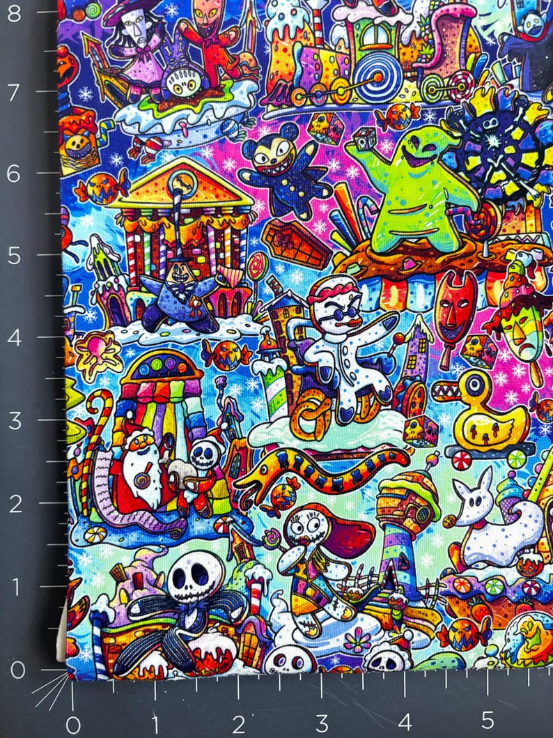 Puede incluir: Una tela colorida con un dise&ntilde;o de fantas&iacute;a. El patr&oacute;n presenta personajes de dibujos animados, edificios y objetos con tem&aacute;tica de dulces. El dise&ntilde;o se establece sobre un fondo azul y rosa, creando un patr&oacute;n caprichoso y llamativo.