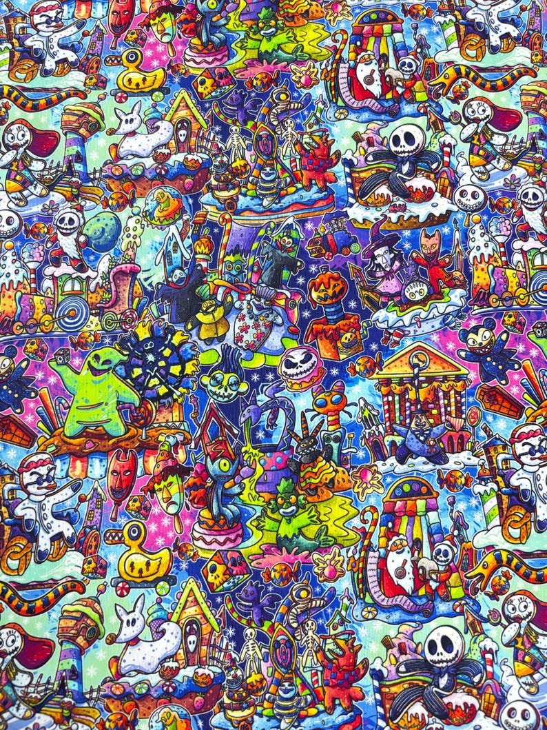 Puede incluir: Un patr&oacute;n vibrante y colorido con una variedad de personajes de dibujos animados y elementos caprichosos. El dise&ntilde;o incluye esqueletos, fantasmas y otras figuras espeluznantes, junto con casas, trenes y otros objetos decorativos. El tema general es una mezcla de Halloween y Navidad.