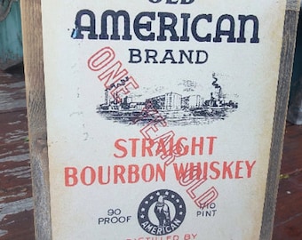 Letrero de metal con marco de madera y etiqueta de whisky bourbon americano antiguo