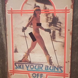 Letrero metálico vintage "Ski Your Buns Off" (Esquía hasta el cansancio), reproducción de decoración humorística de cabaña de montaña