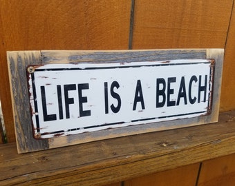 Letrero de calle de metal Life Is A Beach con marco de madera de granero recuperada ENVÍO GRATIS